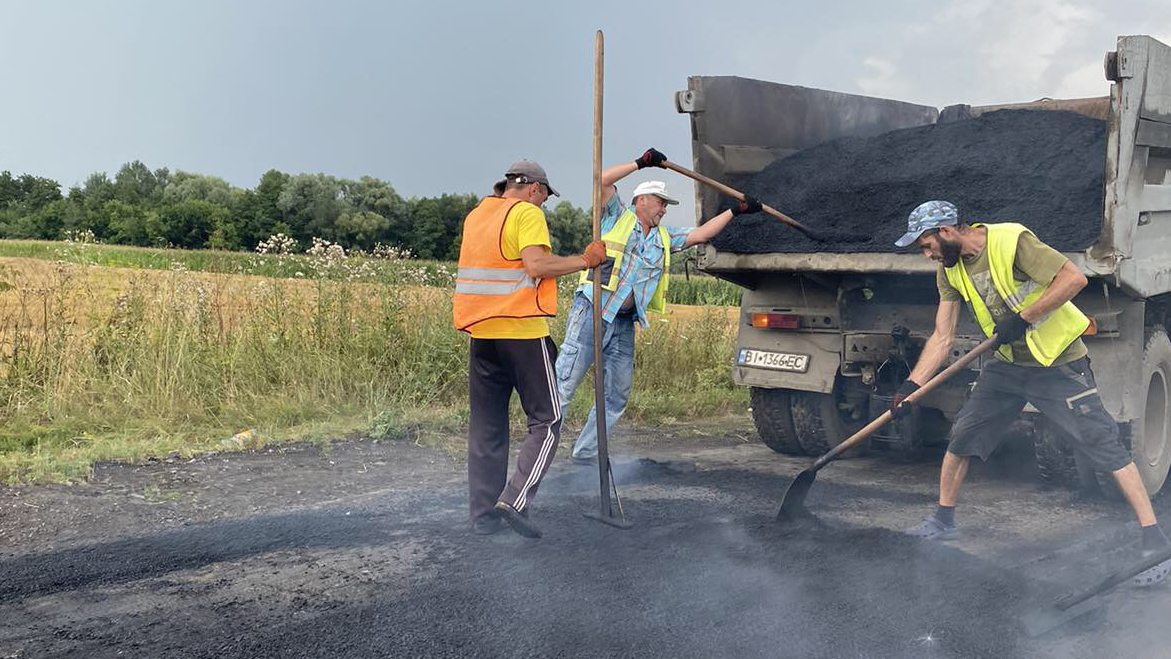 Триває ремонт доріг місцевого значення